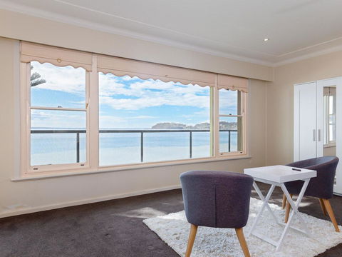 Filoli', 91 Foreshore Drive - Huge Waterfront Home - Holiday Byron Bay 1