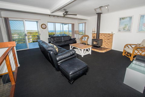 Fingal Bay Beach House, 32 Lentara Street - Holiday Byron Bay 0