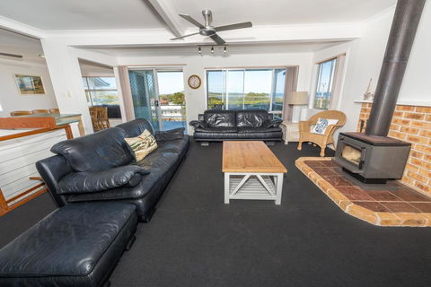 Fingal Bay Beach House, 32 Lentara Street - Holiday Byron Bay 3