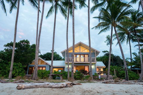 Frangipani Beach House - Newell Beach - Holiday Byron Bay 0
