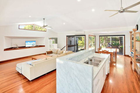 Gecko's Rest - Rainbow Shores, Executive Beach House, Pet Friendly, Pool, Wi-fi - Holiday Byron Bay 3