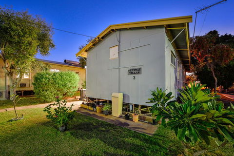 Getaway Villas Unit 3 - 3 Bedroom Self-Contained Villa With A Deck - Holiday Byron Bay 1