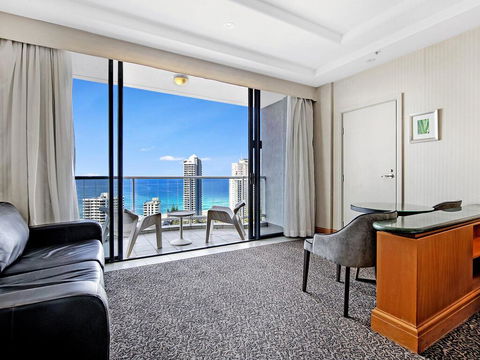 Gold Tower 20th Level Suite With Kitchenette - Holiday Byron Bay 2