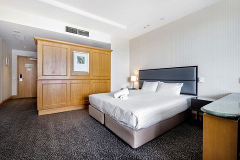 Gold Tower Private Deluxe King Room - Holiday Byron Bay 2