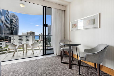 Gold Tower Private Deluxe King Room - Holiday Byron Bay 3