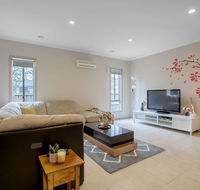 Gorgeous 4BR home in Point Cook - Holiday Byron Bay