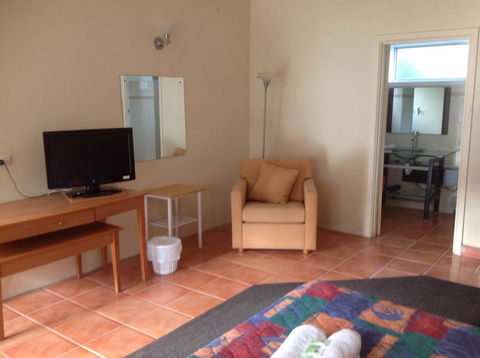 Grampians Motel /Hotel - Holiday Byron Bay 0