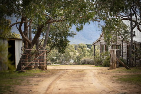 Grampians Pioneer Cottages - Holiday Byron Bay 2