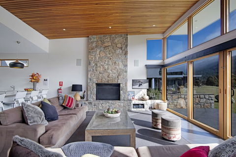 Grey Mare Chalet - Holiday Byron Bay 1