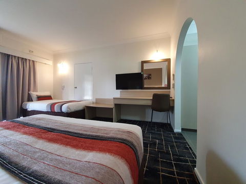 Hamilton's Queanbeyan Motel - Holiday Byron Bay 1