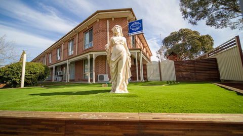 Hamilton's Queanbeyan Motel - Holiday Byron Bay 0
