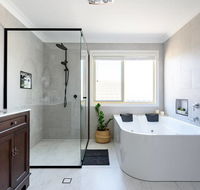 Hamptons Waterfront Getaway - Holiday Byron Bay