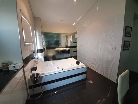 Hangar House Mudgee - Holiday Byron Bay 3