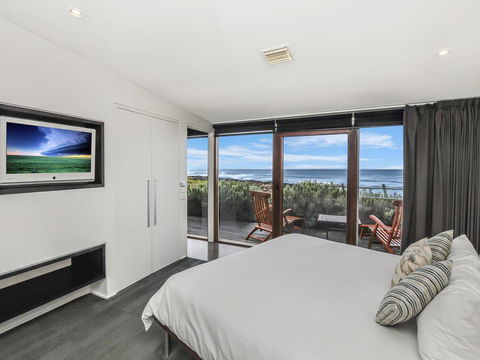 HEARN'S BEACHSIDE VILLA 1 - Holiday Byron Bay 3