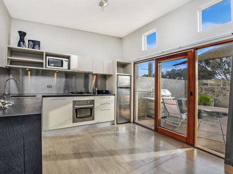 HEARN'S BEACHSIDE VILLA 1 - Holiday Byron Bay 2