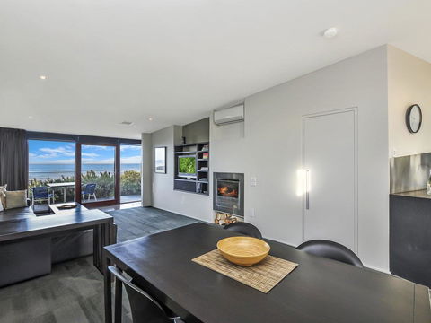 HEARN'S BEACHSIDE VILLA 1 - Holiday Byron Bay 1