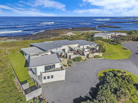 HEARN'S BEACHSIDE VILLA 1 - Holiday Byron Bay 0