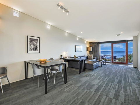 HEARN'S BEACHSIDE VILLA 2 - Holiday Byron Bay 2