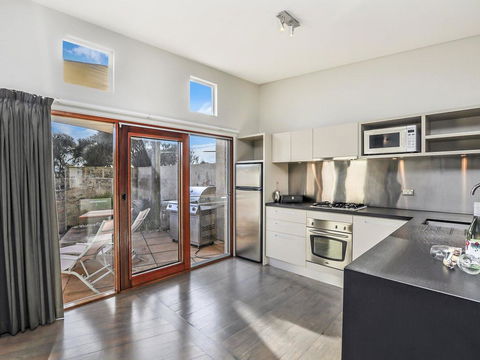 HEARN'S BEACHSIDE VILLA 3 - Holiday Byron Bay 2