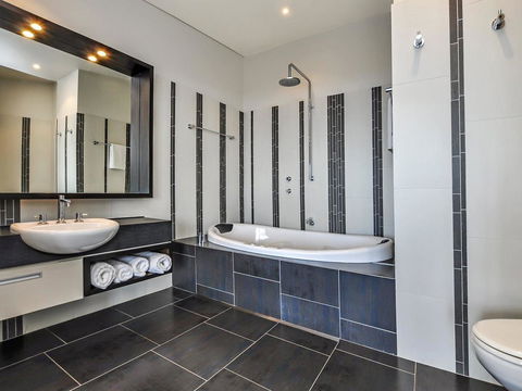 HEARN'S BEACHSIDE VILLA 3 - Holiday Byron Bay 3