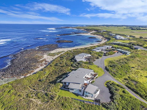 HEARN'S BEACHSIDE VILLA 3 - Holiday Byron Bay 1