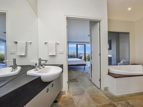 HEARN'S BEACHSIDE VILLA 4 - Holiday Byron Bay 1