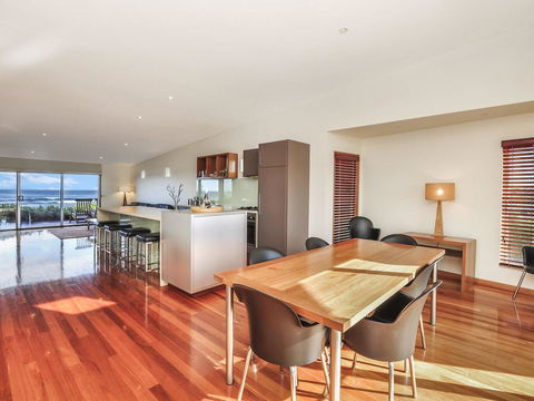 HEARN'S BEACHSIDE VILLA 7 - Holiday Byron Bay 2