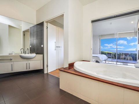 HEARN'S BEACHSIDE VILLA 7 - Holiday Byron Bay 1