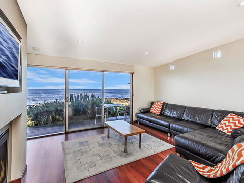HEARN'S BEACHSIDE VILLA 8 - Holiday Byron Bay 3
