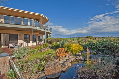 Hilltop Apartments Phillip Island - Holiday Byron Bay 0
