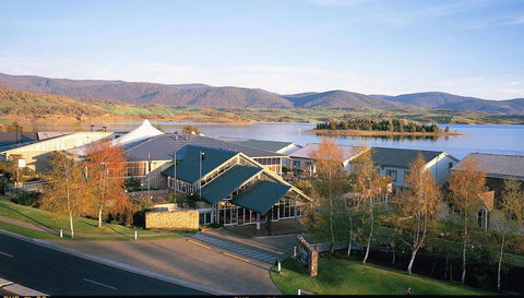 Horizons 115 - Lake Jindabyne Waterfront - Holiday Byron Bay 2