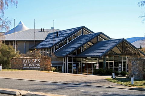 Horizons 115 - Lake Jindabyne Waterfront - Holiday Byron Bay 1