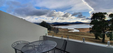 Horizons 201 - Lake Jindabyne Waterfront - Holiday Byron Bay 0