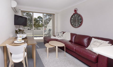 Horizons 216 - Lake Jindabyne Waterfront - Holiday Byron Bay 1