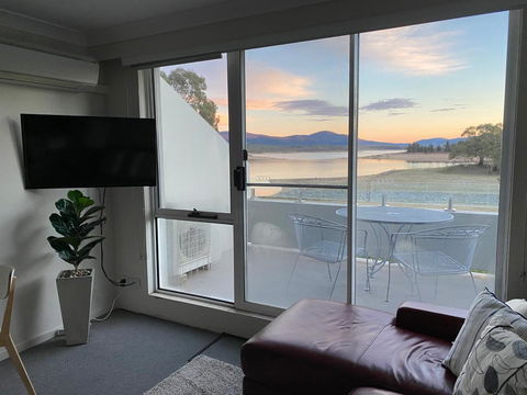 Horizons 216 - Lake Jindabyne Waterfront - Holiday Byron Bay 3
