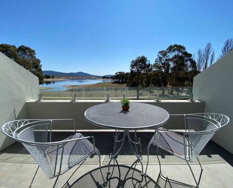 Horizons 216 - Lake Jindabyne Waterfront - Holiday Byron Bay 0