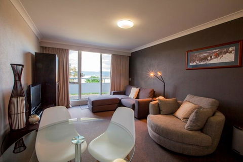 Horizons 414 - Lake Jindabyne Waterfront - Holiday Byron Bay 3