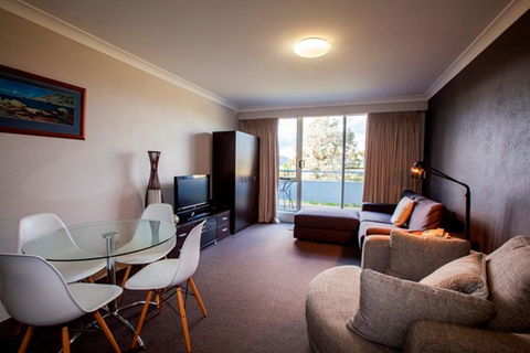 Horizons 414 - Lake Jindabyne Waterfront - Holiday Byron Bay 1