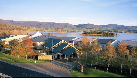 Horizons 414 - Lake Jindabyne Waterfront - Holiday Byron Bay 0