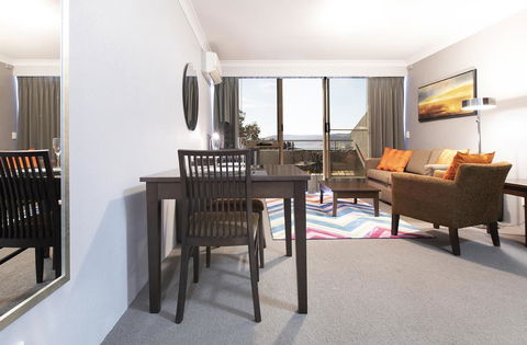 Horizons 418 - Lake Jindabyne Waterfront - Holiday Byron Bay 3