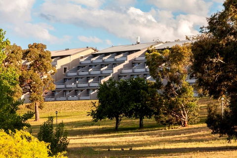 Horizons 418 - Lake Jindabyne Waterfront - Holiday Byron Bay 1