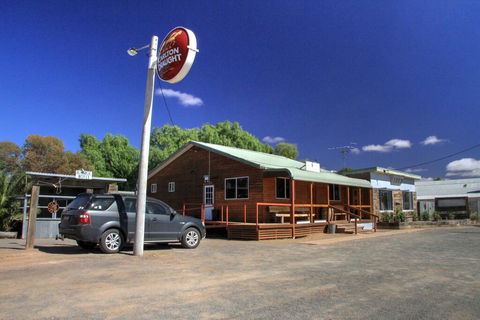 Ivanhoe Hotel Motel - Holiday Byron Bay 0