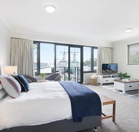 King size studio with water view walk to the city - Holiday Byron Bay