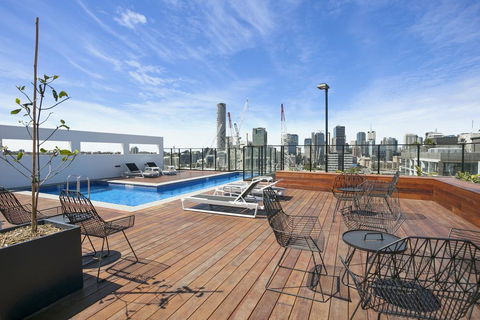 KOZYGURU SOUTH BRISBANE CITY VIEW 2 BED APT+ FREE PARKING QSB027-708 - Holiday Byron Bay 2
