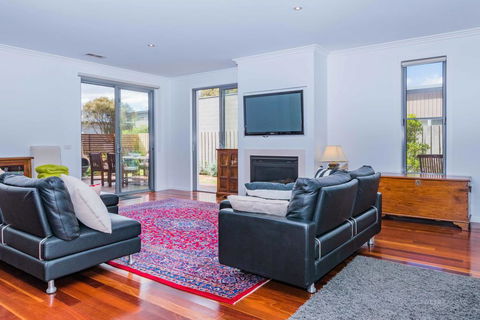 Lahinch Mews - Family Bookings Only - Holiday Byron Bay 2