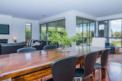 Lahinch Mews - Family Bookings Only - Holiday Byron Bay 3