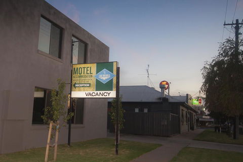 Lake Mulwala Hotel Motel - Holiday Byron Bay 3