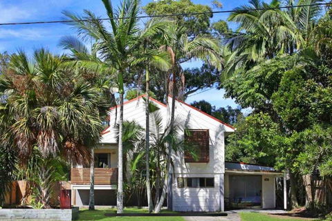 Lakeside Beach House - Hostie Properties - Holiday Byron Bay 1
