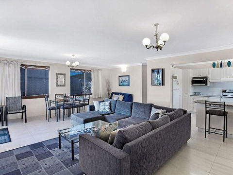 Laman Lodge, Unit 6, 15 Laman Street - Holiday Byron Bay 1