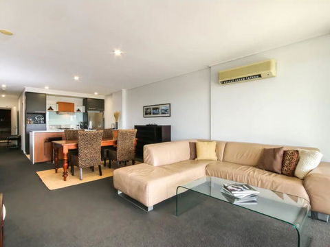 Large 3 Bedroom Apartment With River Views Near The Stadium - Holiday Byron Bay 0